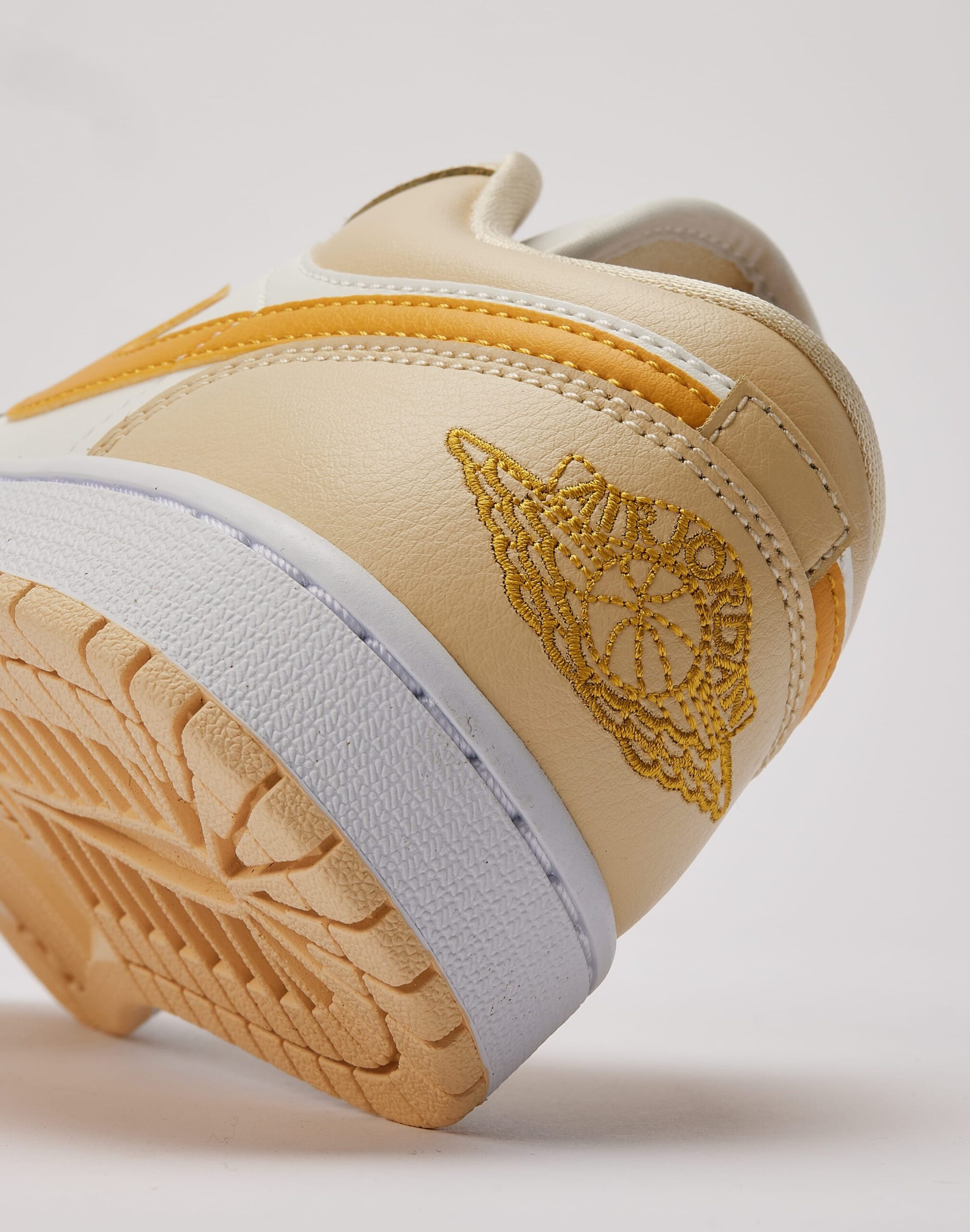 Jordan Brand mang đến diện mạo cao cấp với Air Jordan 1 ‘Metallic Team Gold