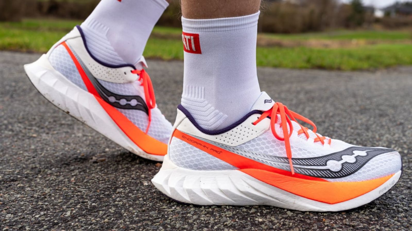 Hinh anh 4: Giay chay bo carbon cho nguoi bi overpronation