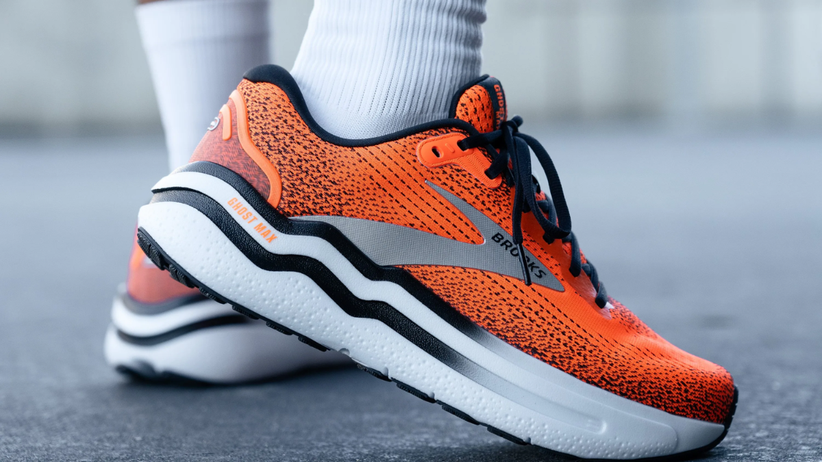 Brooks Ghost Max 2 - Giay chay phuc hoi em ai voi thiet ke dem cao.