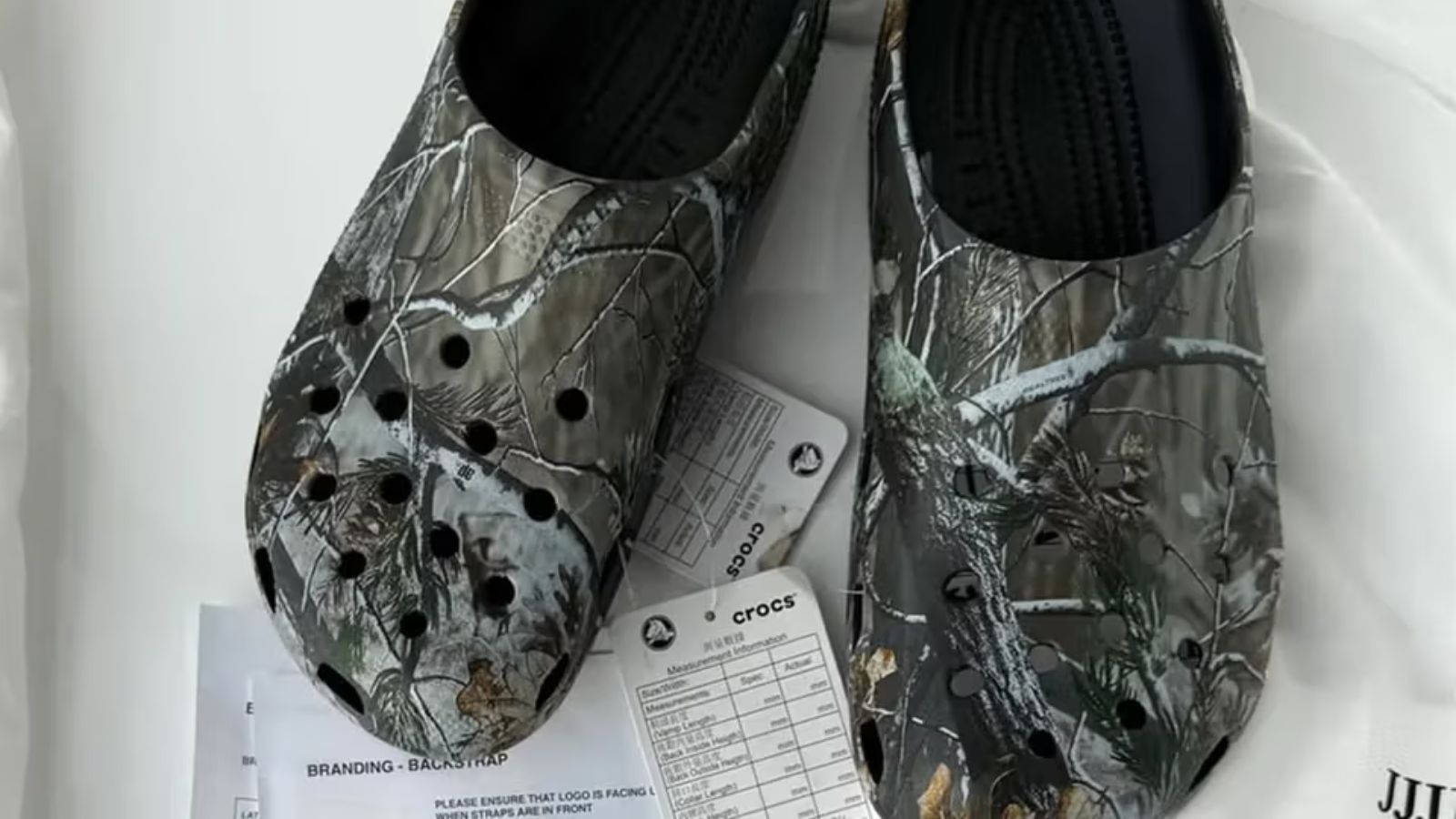 Hinh anh 3: Nhung doi sneakers hot nhat thang 9 nhu Puma Speedcat OG Cow Print, JJJJound x Crocs Classic Clog Realtree Camo va Yu-Gi-Oh! x Nike Air Max 95