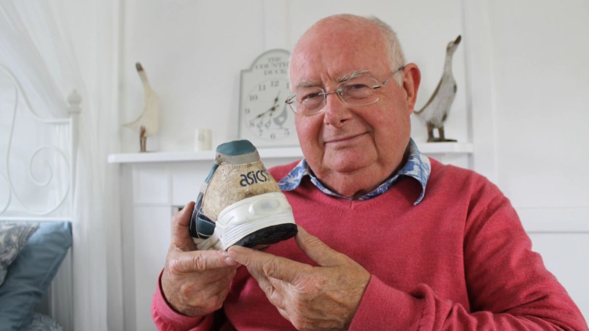 Giay sneakers co den LED khong can pin cua John Mott