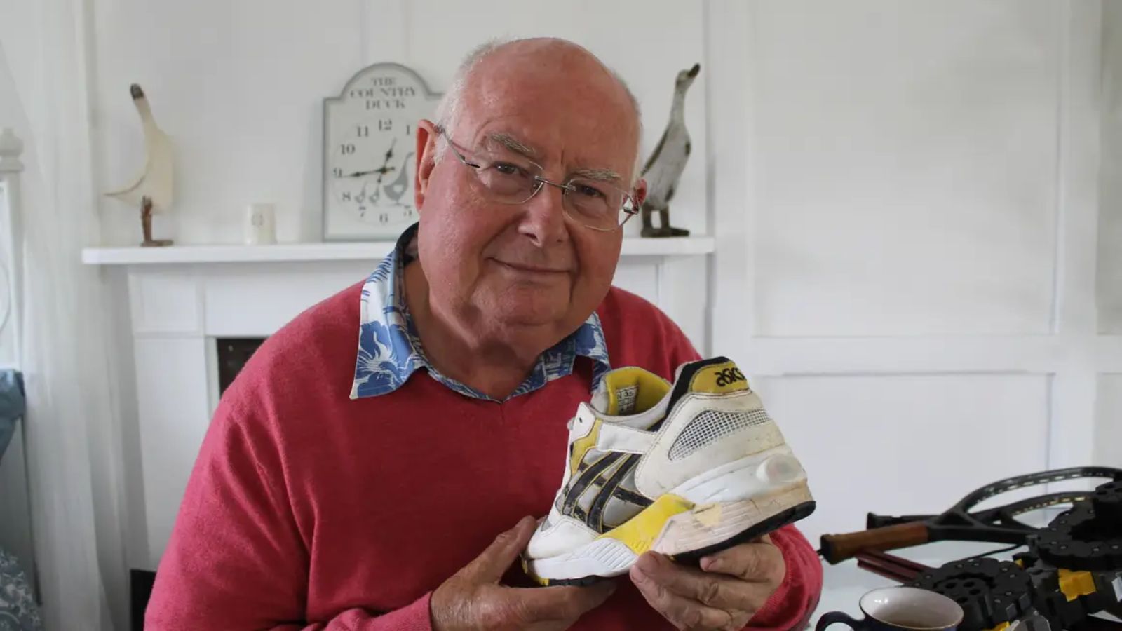 Hinh anh 1: Giay sneakers co den LED khong can pin cua John Mott