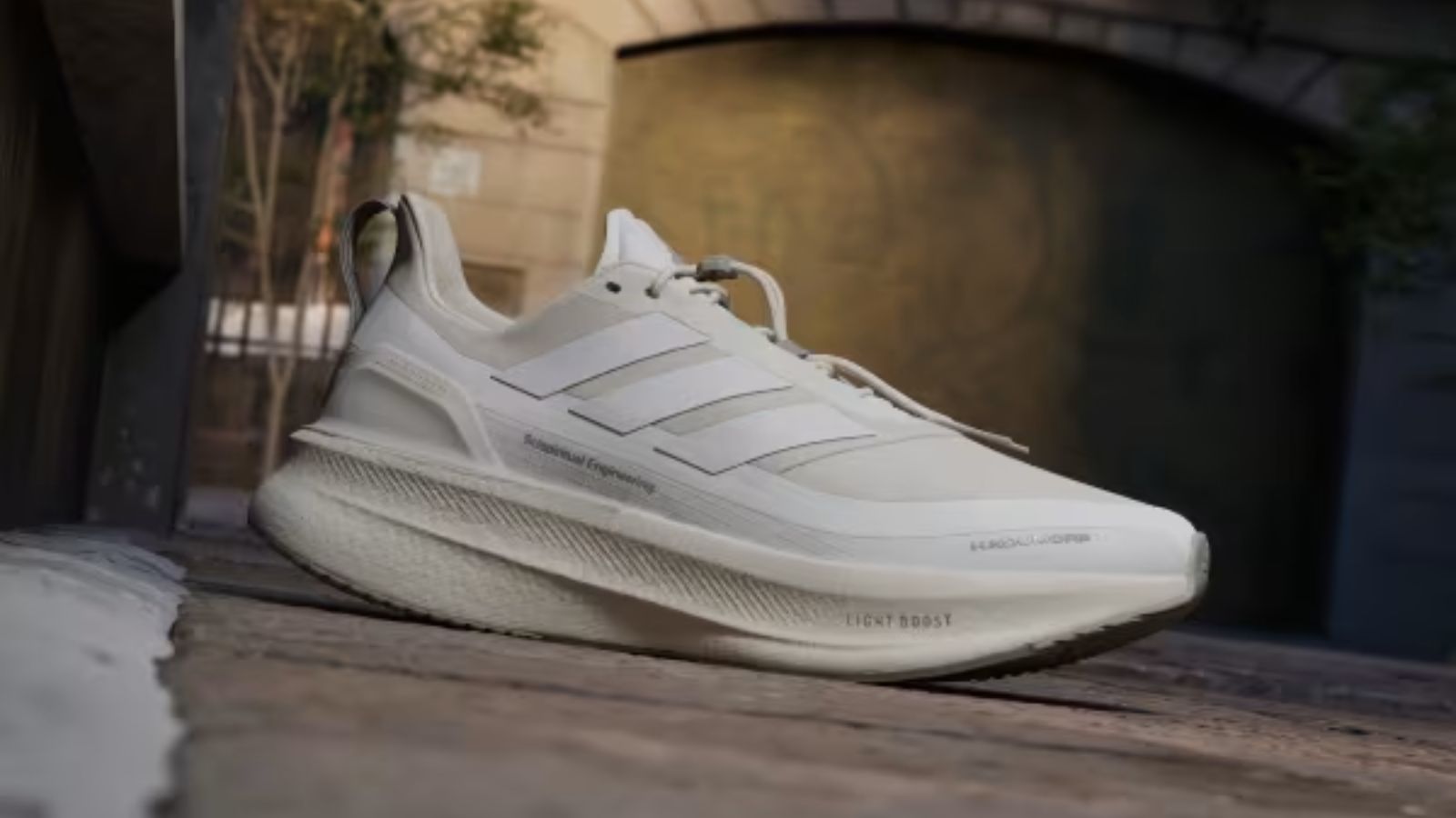 Hinh anh 4: UltraBOOST 5 - Su ket hop giua Hermanos Koumori va adidas, phong cach Mexico va cong nghe LIGHT BOOST™.