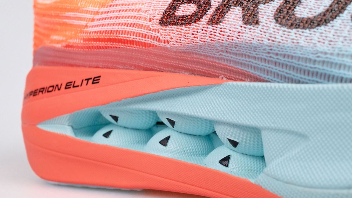 Hinh anh doi giay Brooks Hyperion Elite 5 voi thiet ke toi uu cho runner toc do cao