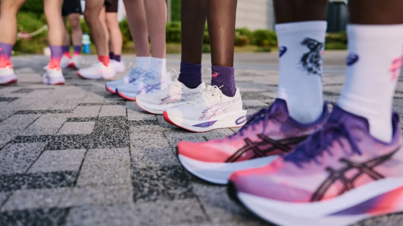 Hinh anh 1: Giay chay bo ASICS MEGABLAST va SONICBLAST tren nen trang