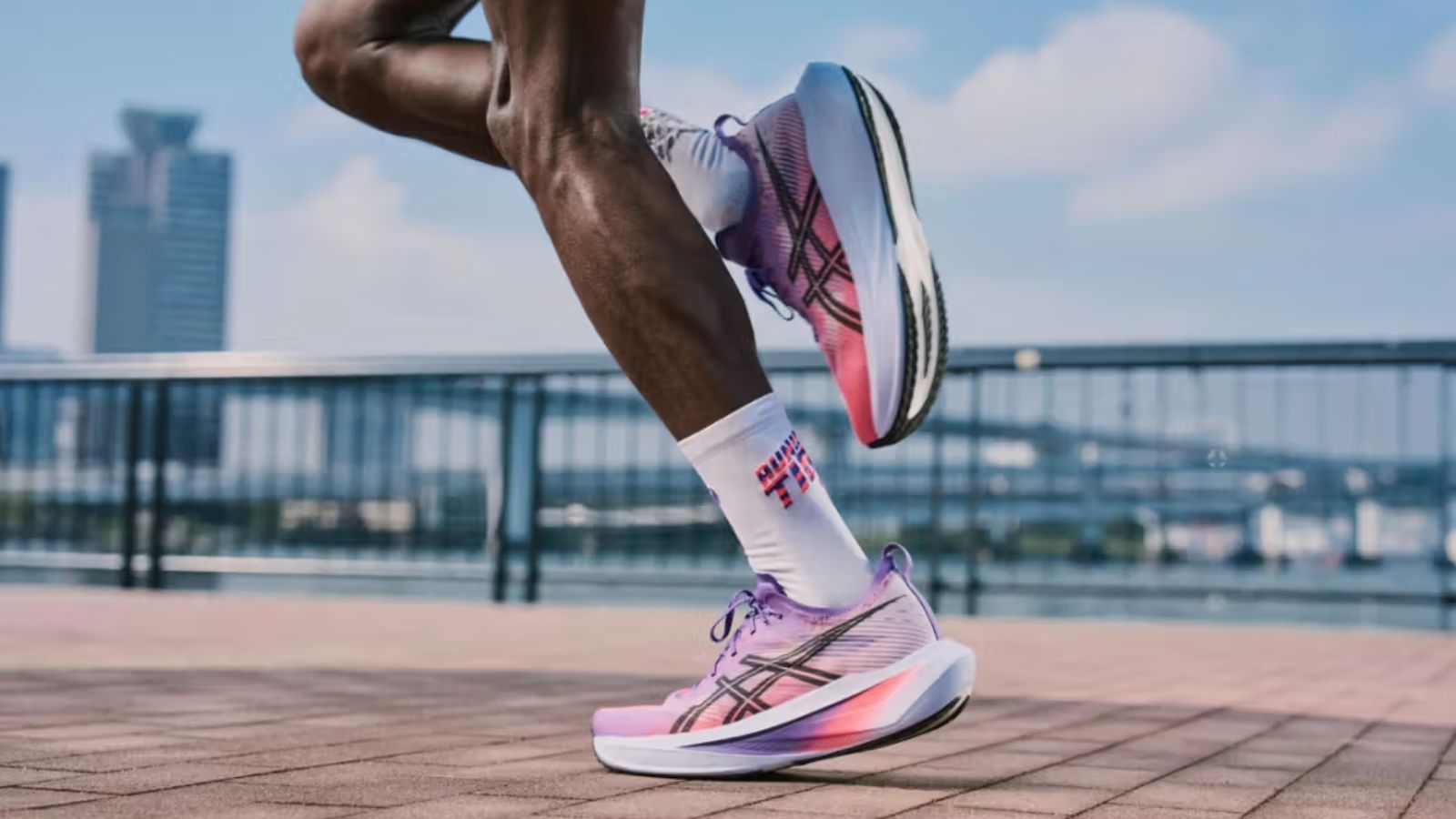 Hinh anh 3: Giay chay bo ASICS MEGABLAST va SONICBLAST tren nen trang