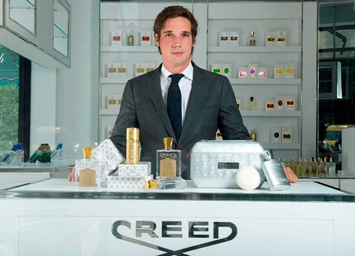 Hinh anh 5: Logo thuong hieu nuoc hoa Creed voi hinh anh ngua bac, bieu tuong suc manh va lich su lau doi.