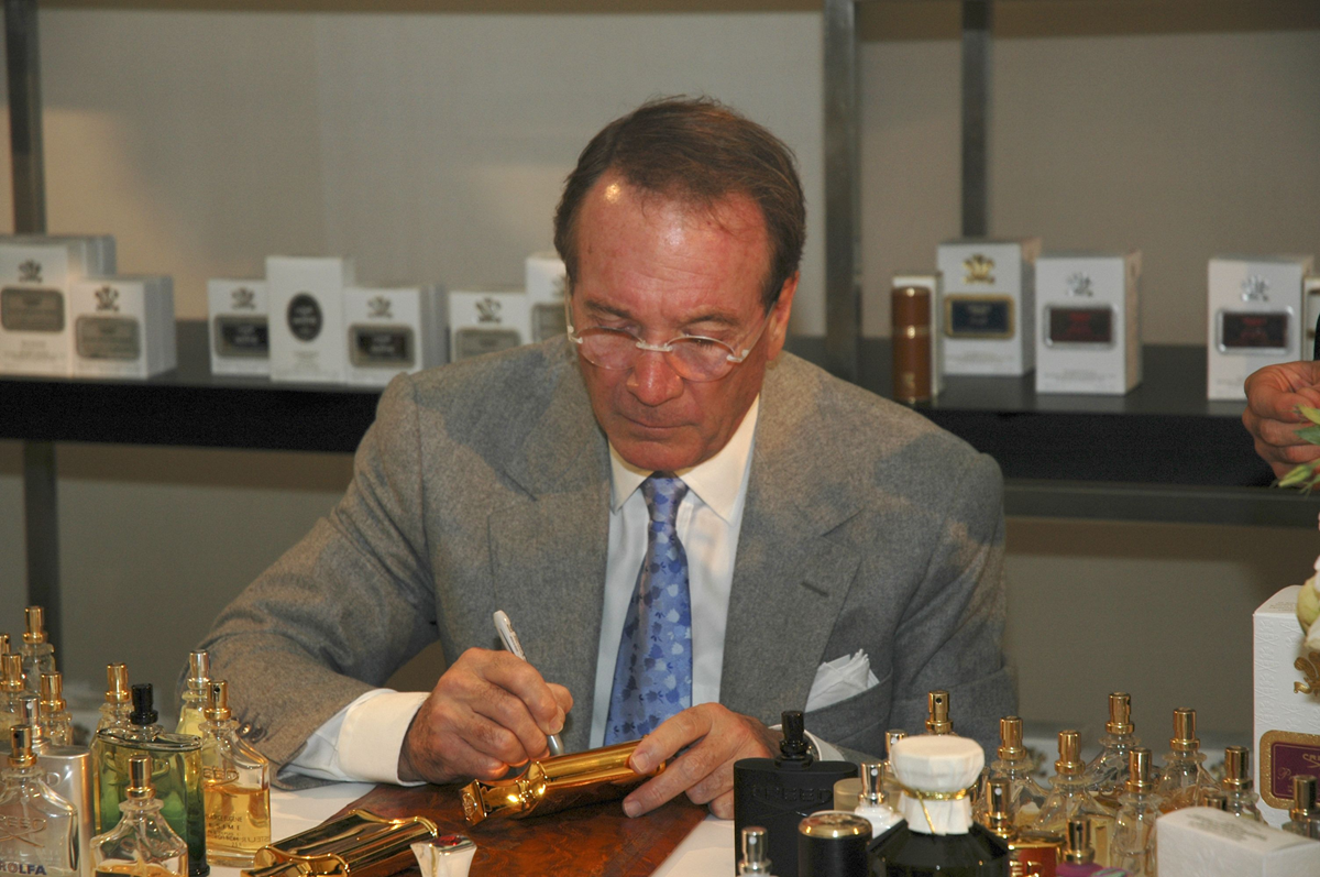 Hinh anh 4: Logo thuong hieu nuoc hoa Creed voi hinh anh ngua bac, bieu tuong suc manh va lich su lau doi.