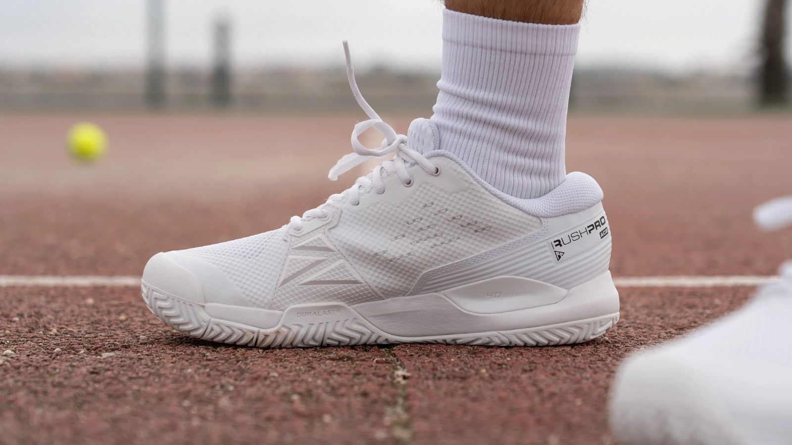 Hinh anh 3: Hinh anh giay tennis Wilson Rush Pro Ace voi thiet ke hien dai, ly tuong cho nguoi choi moi bat dau.