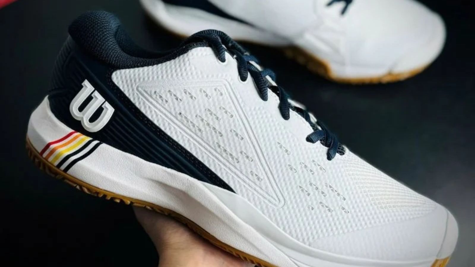 Hinh anh 4: Hinh anh giay tennis Wilson Rush Pro Ace voi thiet ke hien dai, ly tuong cho nguoi choi moi bat dau.