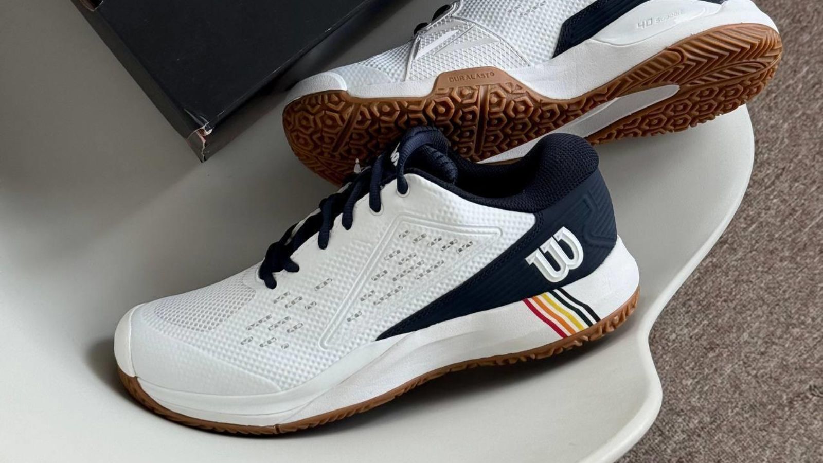 Hinh anh 5: Hinh anh giay tennis Wilson Rush Pro Ace voi thiet ke hien dai, ly tuong cho nguoi choi moi bat dau.