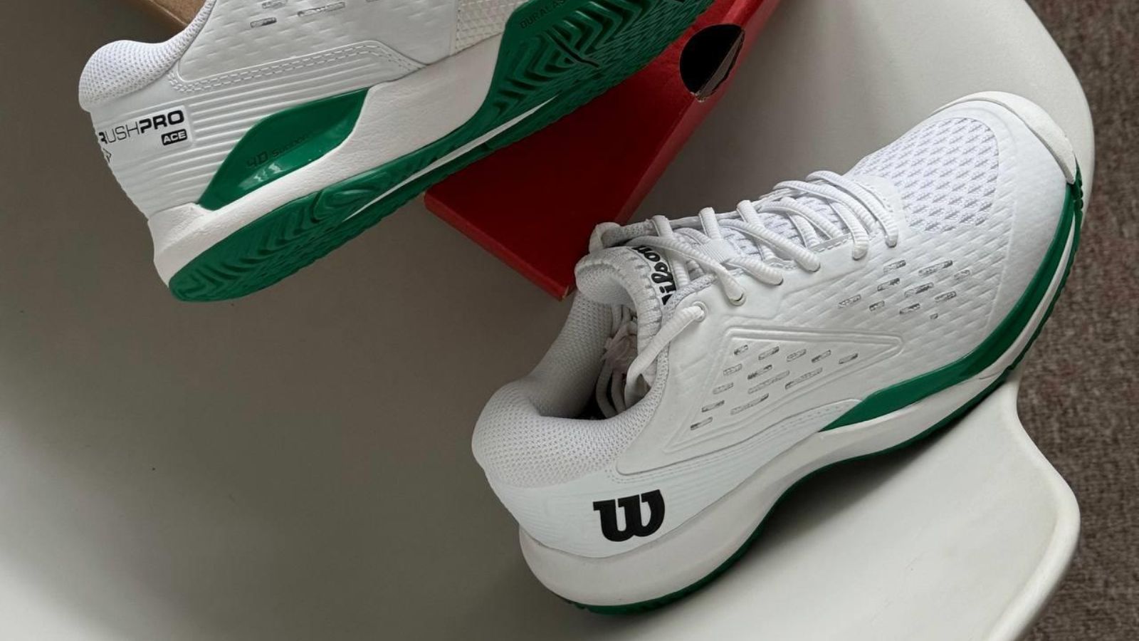 Hinh anh 6: Hinh anh giay tennis Wilson Rush Pro Ace voi thiet ke hien dai, ly tuong cho nguoi choi moi bat dau.