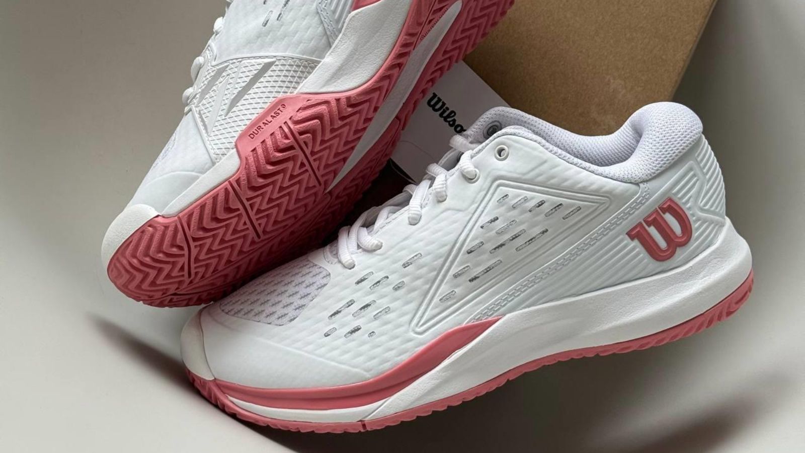 Hinh anh 7: Hinh anh giay tennis Wilson Rush Pro Ace voi thiet ke hien dai, ly tuong cho nguoi choi moi bat dau.