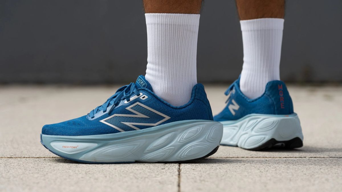 Hinh anh giay chay bo New Balance Fresh Foam X More v5 voi lop dem day va thiet ke toi da hoa su thoai mai.