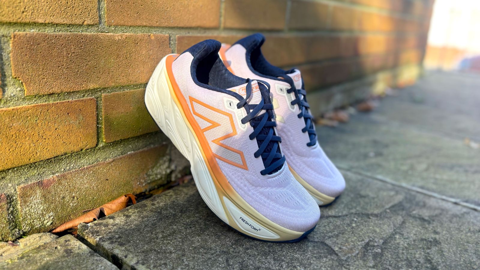 Hinh anh 2: Hinh anh giay chay bo New Balance Fresh Foam X More v5 voi lop dem day va thiet ke toi da hoa su thoai mai.