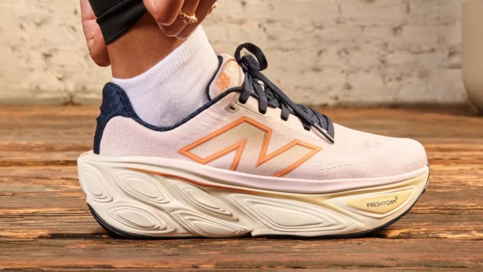 Hinh anh 3: Hinh anh giay chay bo New Balance Fresh Foam X More v5 voi lop dem day va thiet ke toi da hoa su thoai mai.