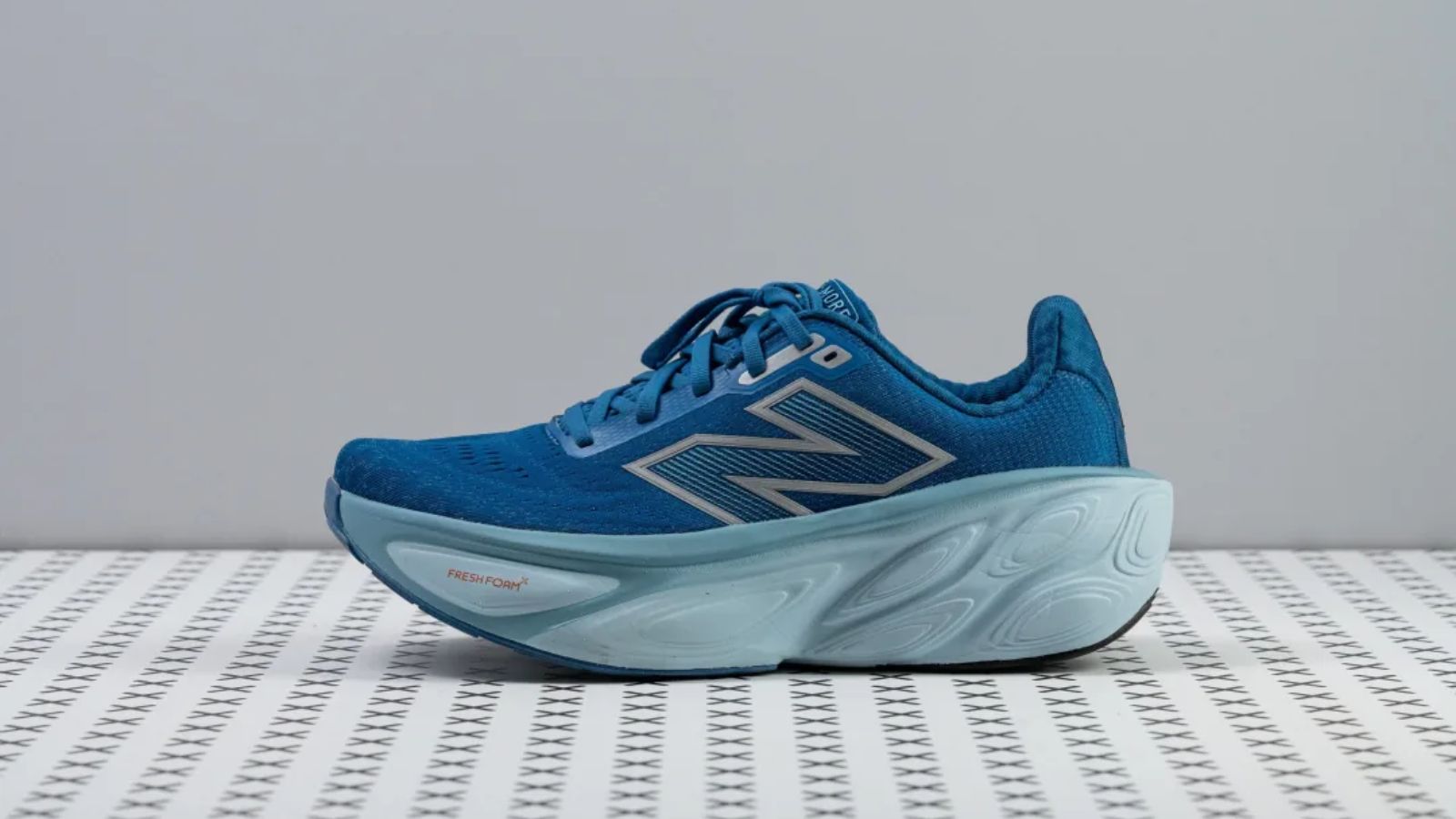 Hinh anh 6: Hinh anh giay chay bo New Balance Fresh Foam X More v5 voi lop dem day va thiet ke toi da hoa su thoai mai.