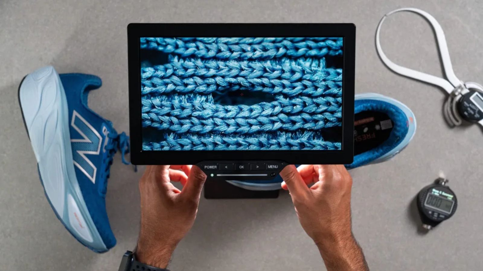 Hinh anh 7: Hinh anh giay chay bo New Balance Fresh Foam X More v5 voi lop dem day va thiet ke toi da hoa su thoai mai.