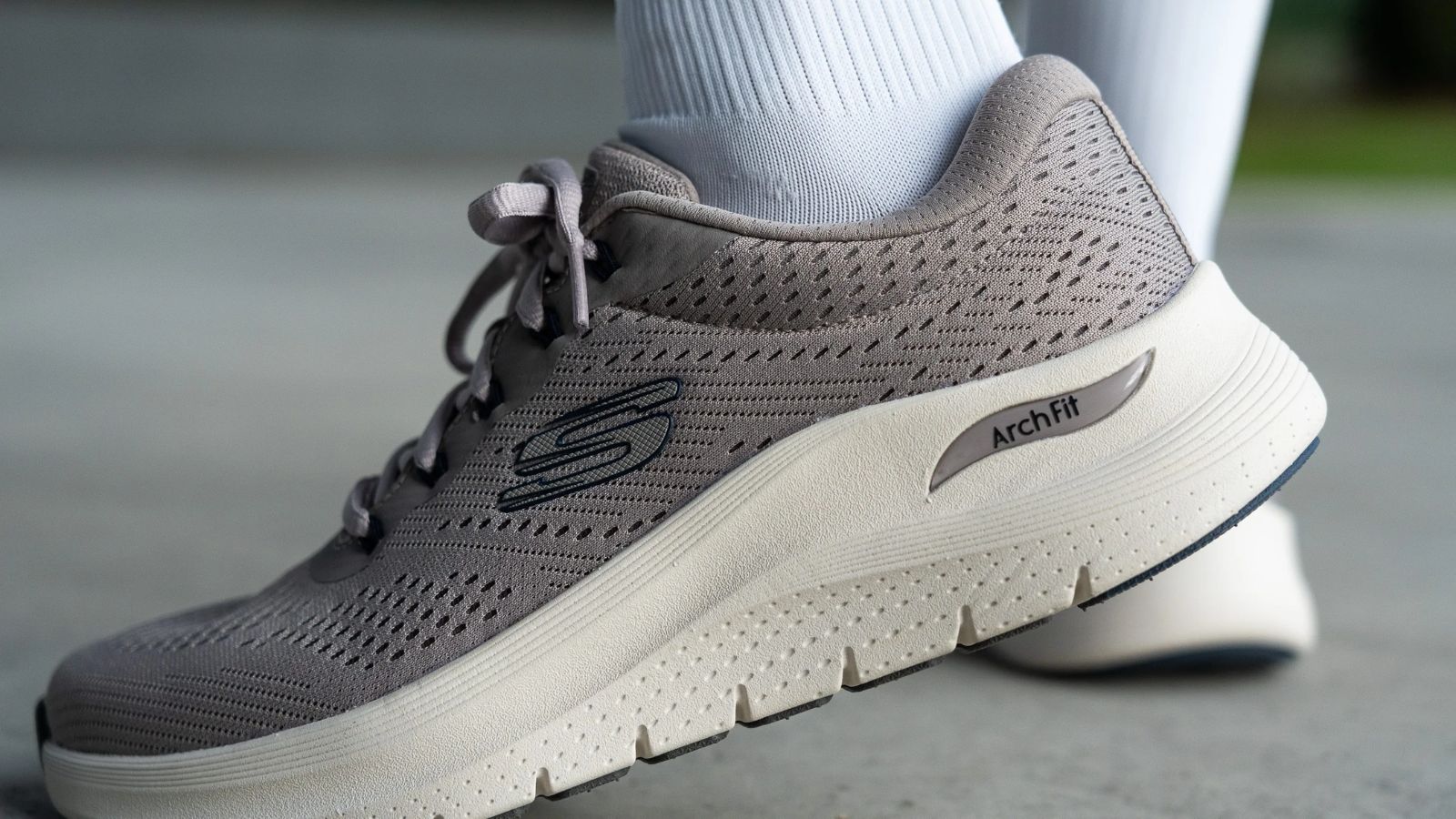 Hinh anh 7: Hinh anh cac mau giay di bo tot nhat cho nu nam 2025