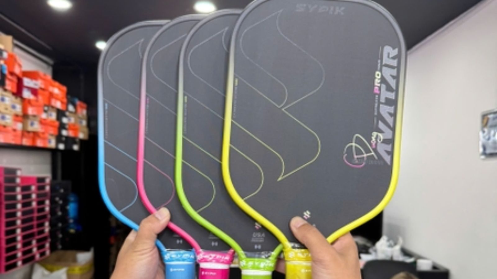 Hinh anh 9: Can canh vot Sypik Avatar voi thiet ke keo dai va can dai, san pham dac trung cua van dong vien Quang Duong.