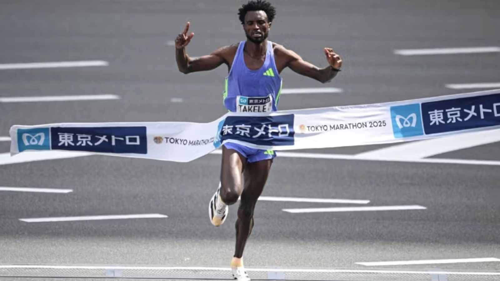 Hinh anh 1: Hinh anh cac doi giay chay noi bat tai giai marathon 2025