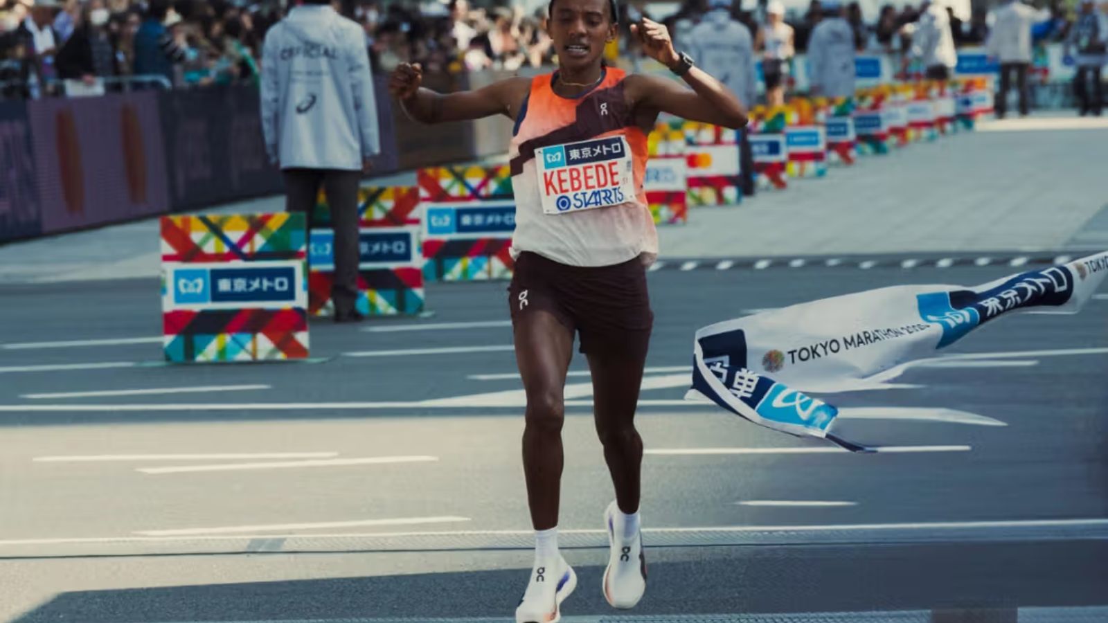 Hinh anh 2: Hinh anh cac doi giay chay noi bat tai giai marathon 2025