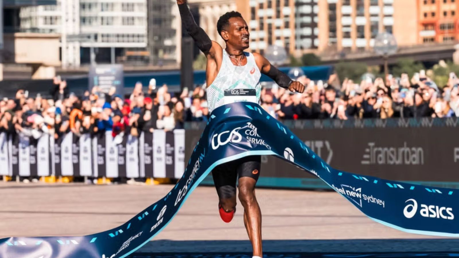 Hinh anh 5: Hinh anh cac doi giay chay noi bat tai giai marathon 2025