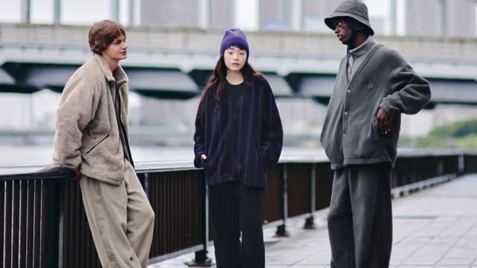 Hinh anh 2: Ao khoac ni UNIQLO x NEEDLES voi thiet ke tinh te va bieu tuong buom buom dac trung.