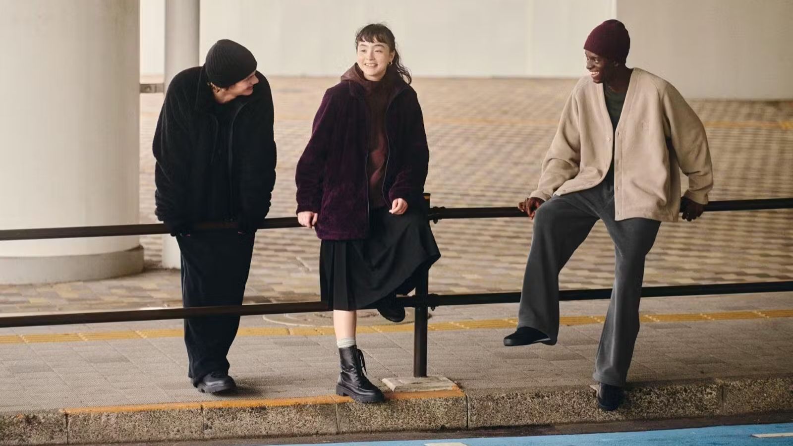 Hinh anh 3: Ao khoac ni UNIQLO x NEEDLES voi thiet ke tinh te va bieu tuong buom buom dac trung.