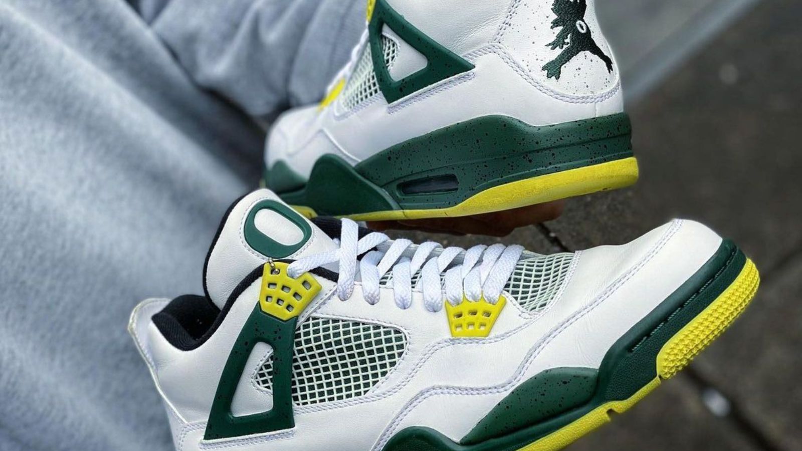 Hinh anh 3: Air Jordan 4 Oregon Ducks PE, giay sneaker doc quyen voi phoi mau xanh la cay va vang dac trung cua Dai hoc Oregon.