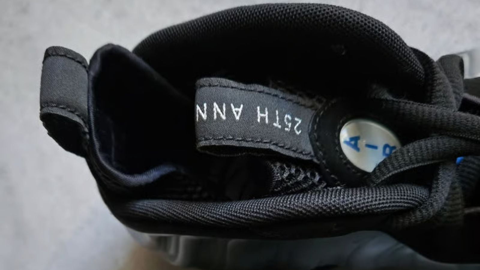 Hinh anh 4: Hinh anh Nike Air Foamposite Pro 25th Anniversary mau hiem voi thiet ke bac anh kim va chi tiet ky niem doc quyen.