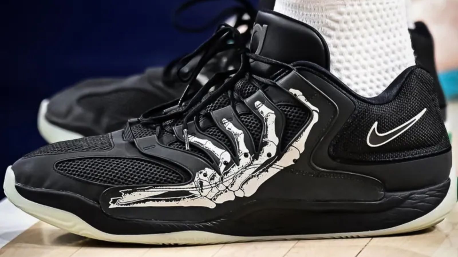 Hinh anh 3: Bo suu tap giay bong ro Halloween 2025 cua Nike voi thiet ke doc dao va phat sang trong bong toi