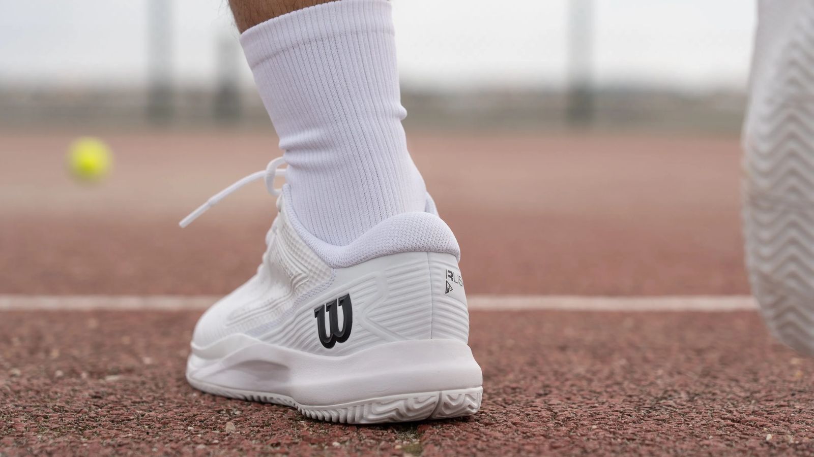 Hinh anh 1: Hinh anh giay tennis Wilson Rush Pro Ace voi thiet ke hien dai, ly tuong cho nguoi choi moi bat dau.