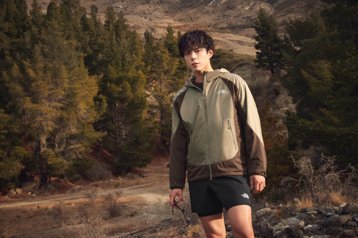 Hinh anh 1: Logo The North Face tren ao khoac giua day nui tuyet, bieu tuong phieu luu