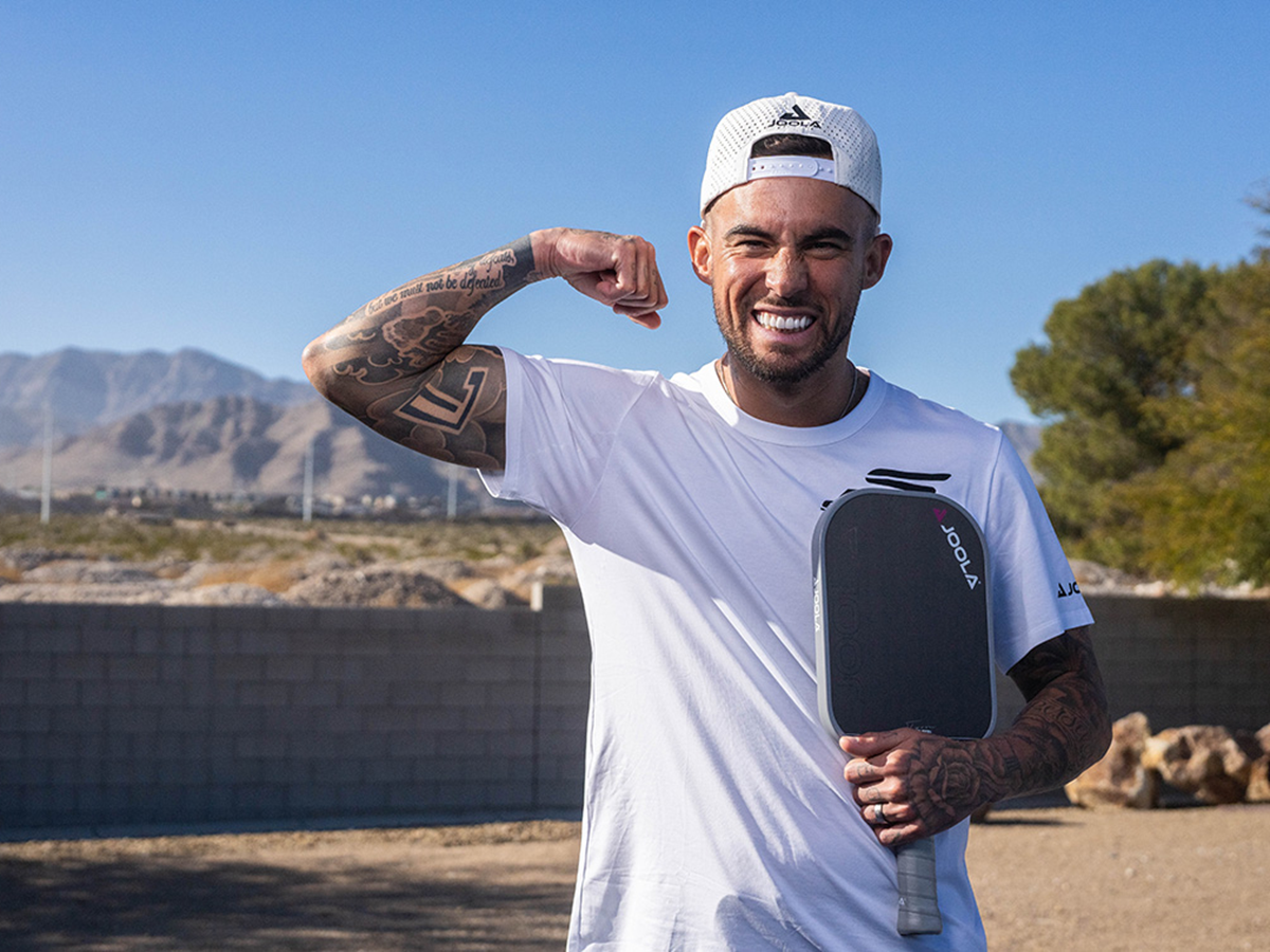 Tyson McGuffin tren san voi giay Skechers Viper Court Pro