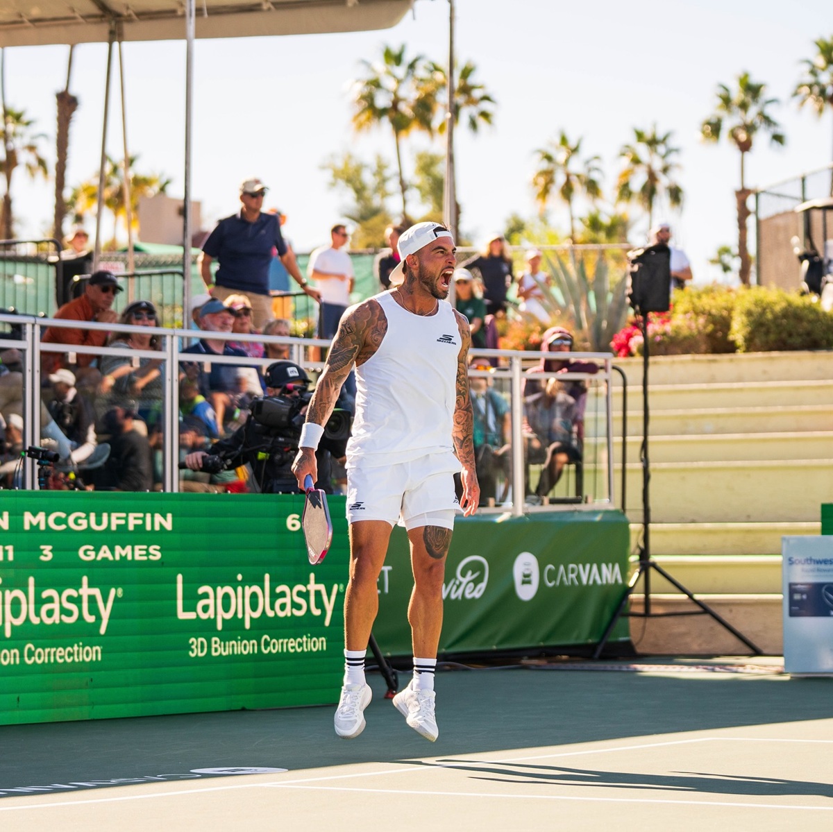 Hinh anh 1: Tyson McGuffin tren san voi giay Skechers Viper Court Pro