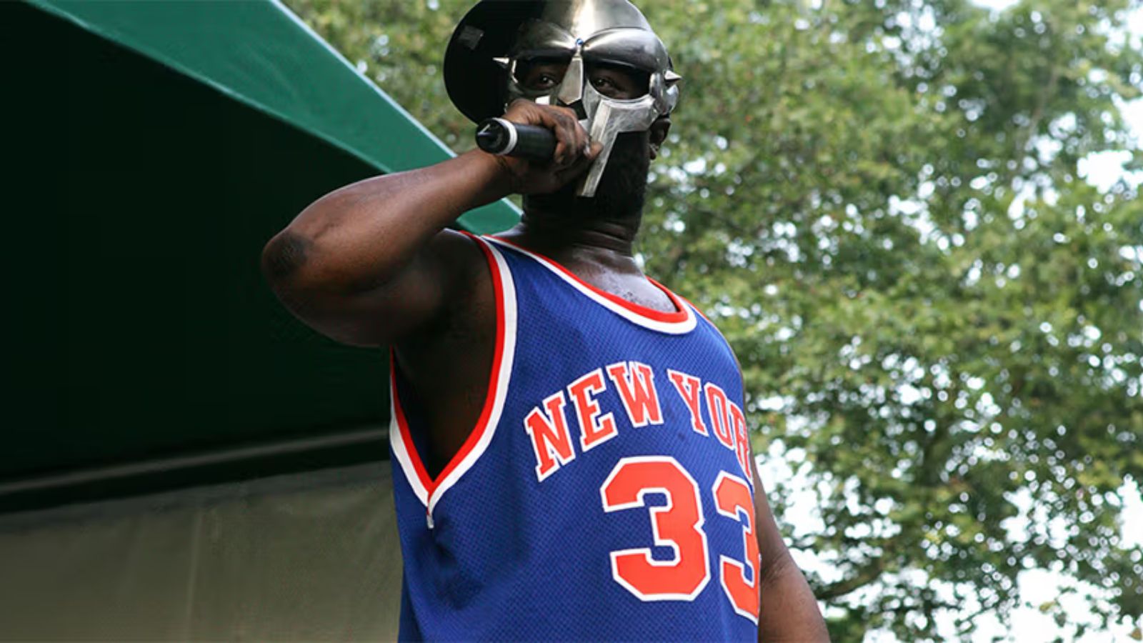 Hinh anh 2: Ao dau Knicks so 00 trong bo suu tap Metalface Hoops cua MF DOOM