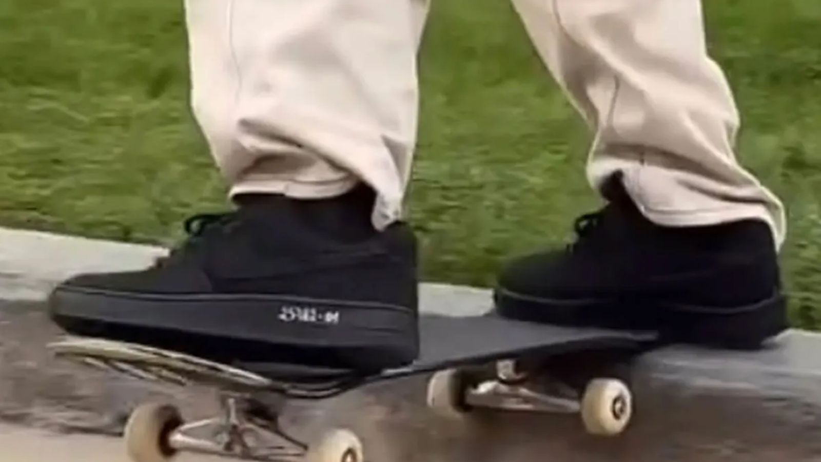 Hinh anh 3: Nike SB Air Force 1 phoi mau xanh thep va nau chocolate