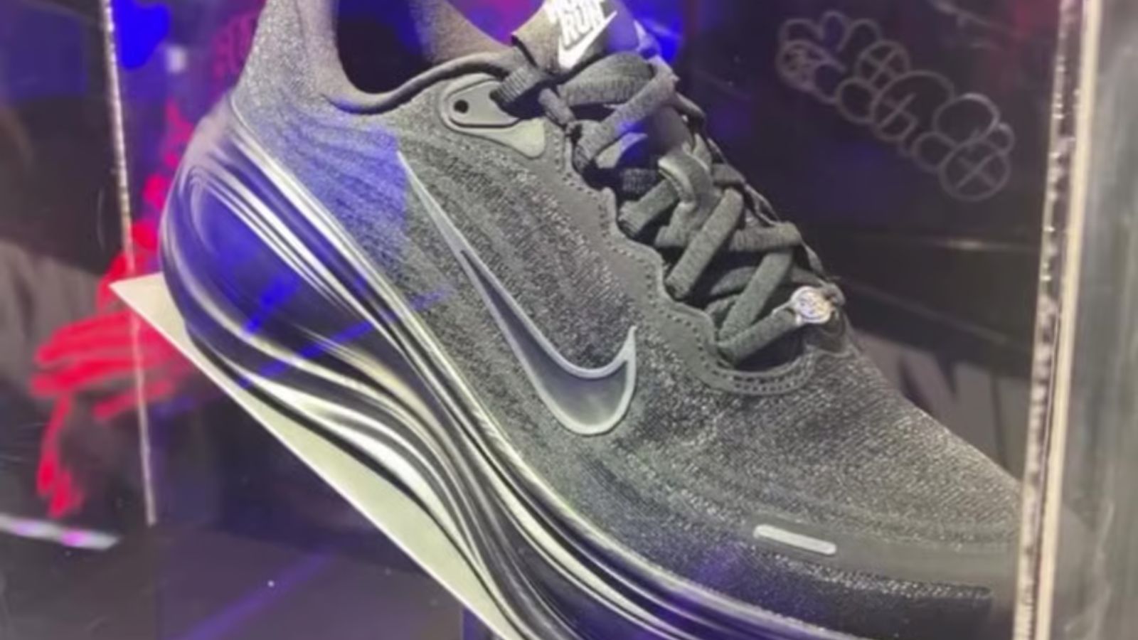 Hinh anh 4: HOMERUN x Nike Air Force 1 va Vomero Plus moi trong bo suu tap triple black