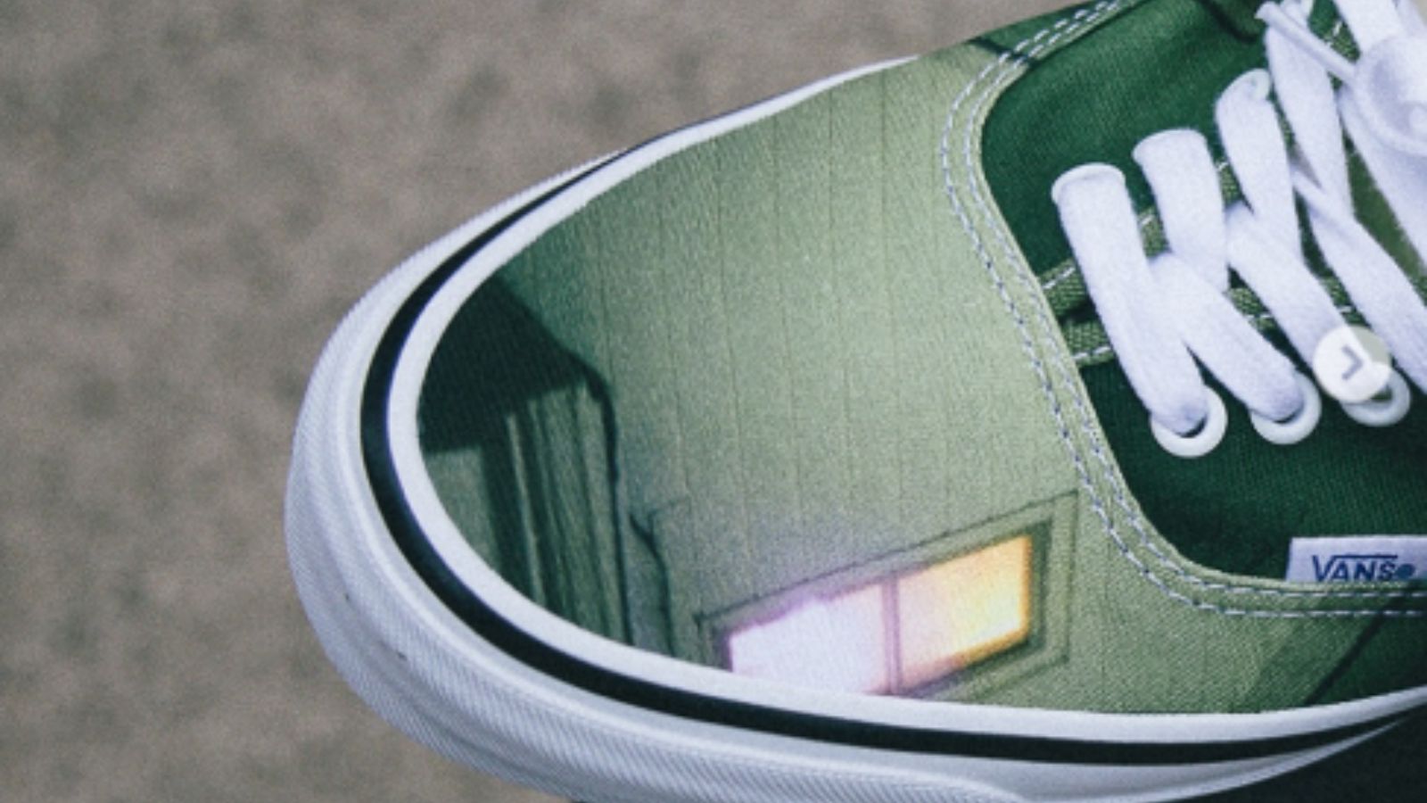 Hinh anh 5: Hinh anh doi giay Vans OTW x American Football Authentic 44 voi thiet ke bia album bieu tuong.