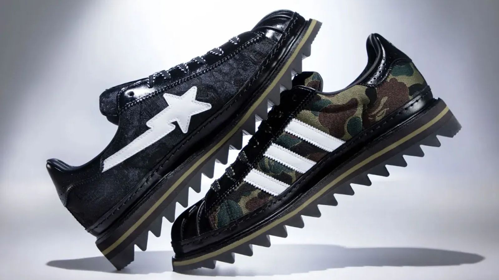 Hinh anh 1: Hinh anh doi giay CLOT x BAPE x adidas Superstar doc quyen tai ComplexCon voi thiet ke khong doi xung.