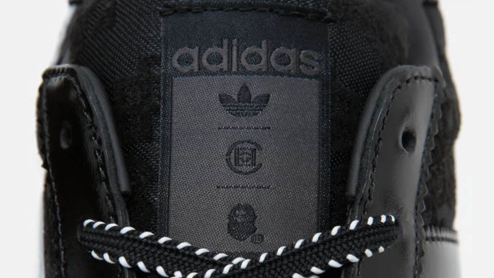 Hinh anh 6: Hinh anh doi giay CLOT x BAPE x adidas Superstar doc quyen tai ComplexCon voi thiet ke khong doi xung.