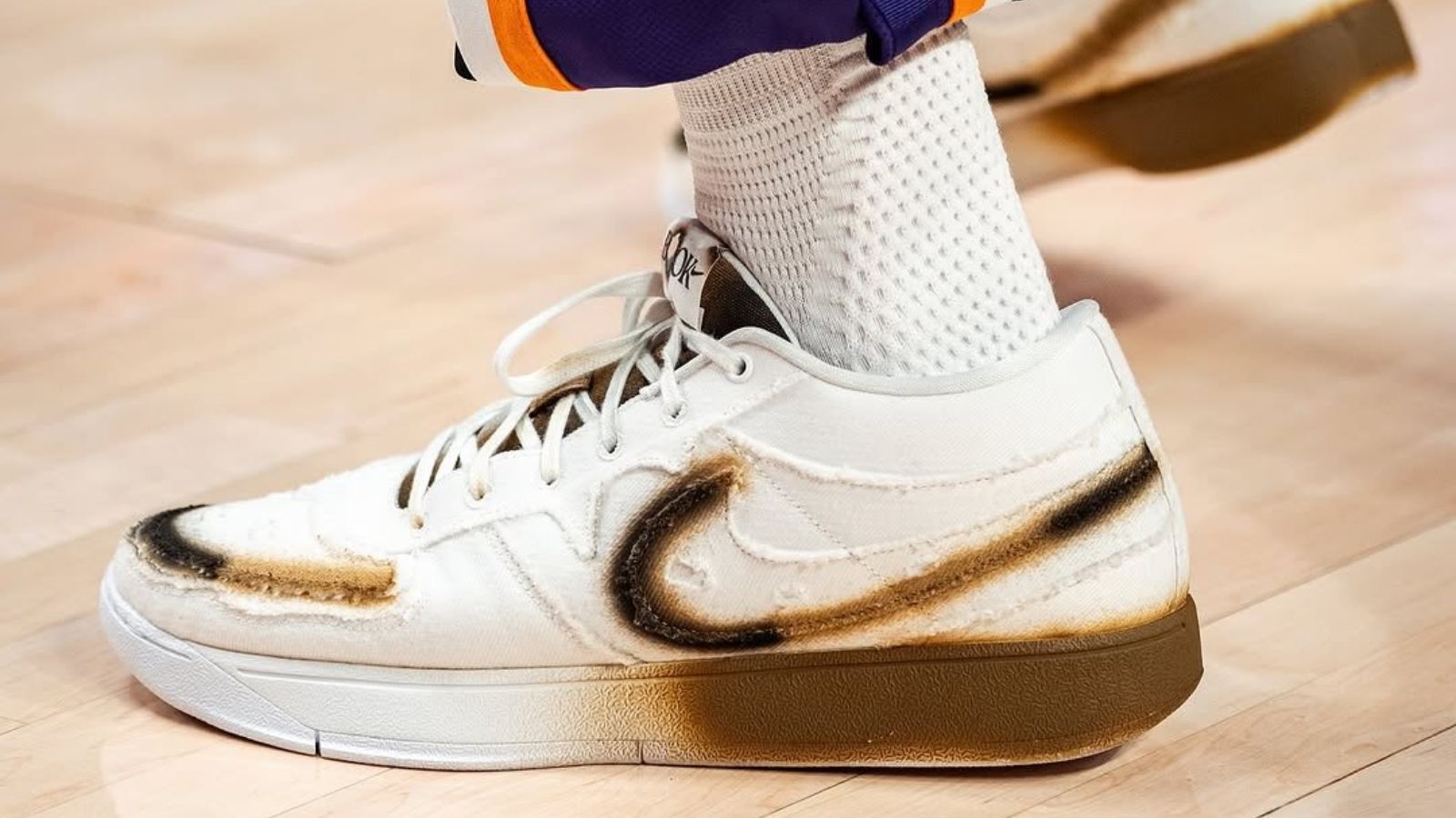 Hinh anh 7: Nike Book 1 'Torched' phien ban cuoi cung cua Devin Booker voi mau sac lua Phoenix