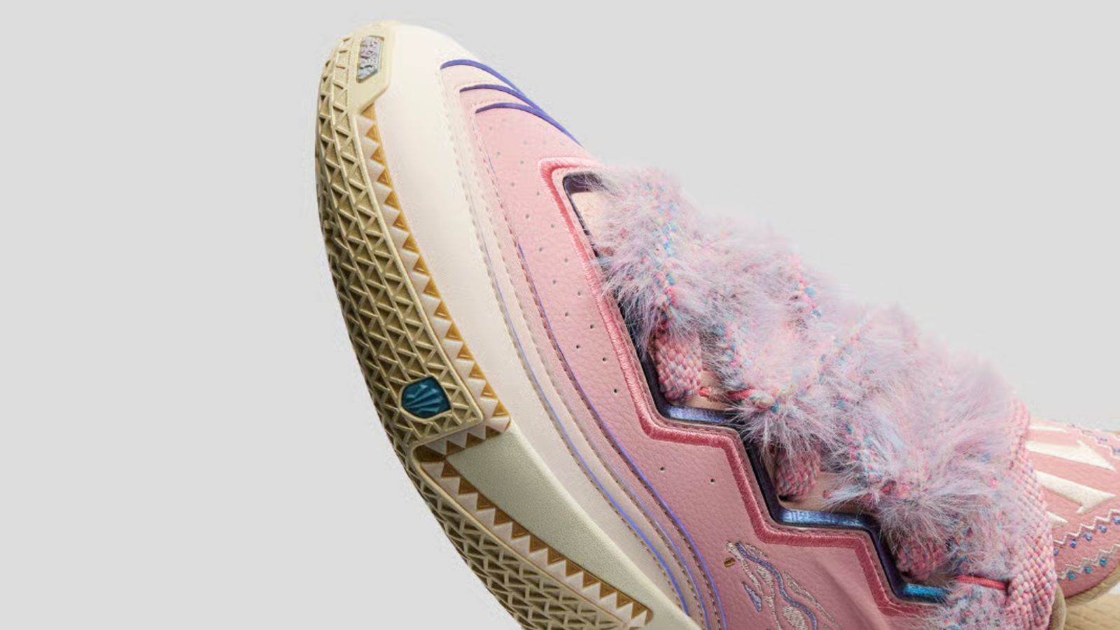 Hinh anh 7: Doi giay ANTA Kai 2 'Azurie' cua Kyrie Irving voi mau xanh ngoc, ton vinh con gai Azurie Elizabeth Irving.