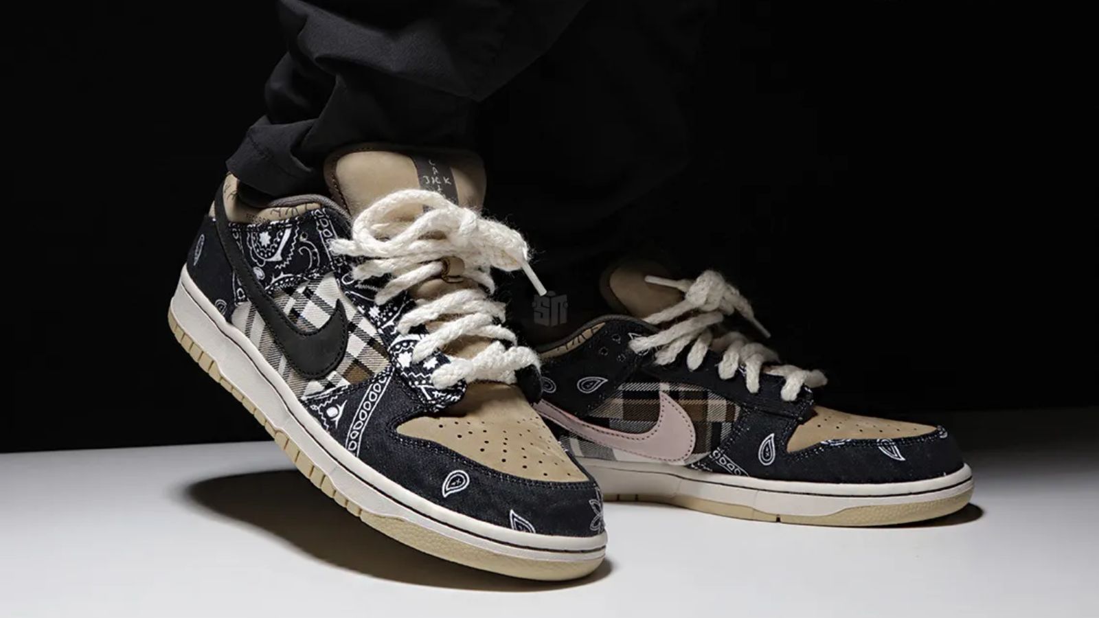 Hinh anh 6: Travis Scott mang giay adidas tren san khau Astroworld