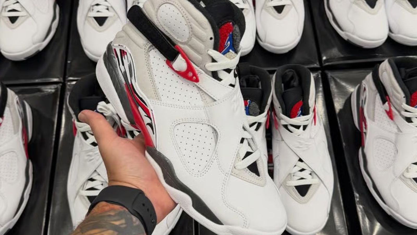 Hinh anh 5: Hinh anh Air Jordan 8 Retro 'Bugs Bunny' 2025 voi thiet ke kinh dien